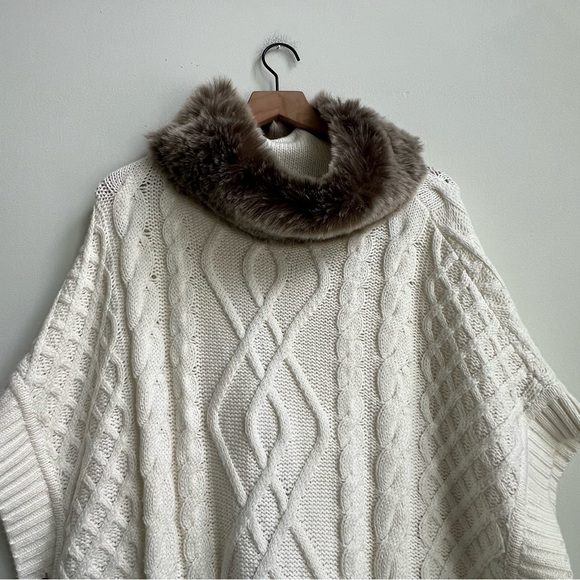 TALBOTS  Cream Cable Knit Sweater Poncho Cape w/ Faux Fur Collar NWT Small - Picture 4 of 11